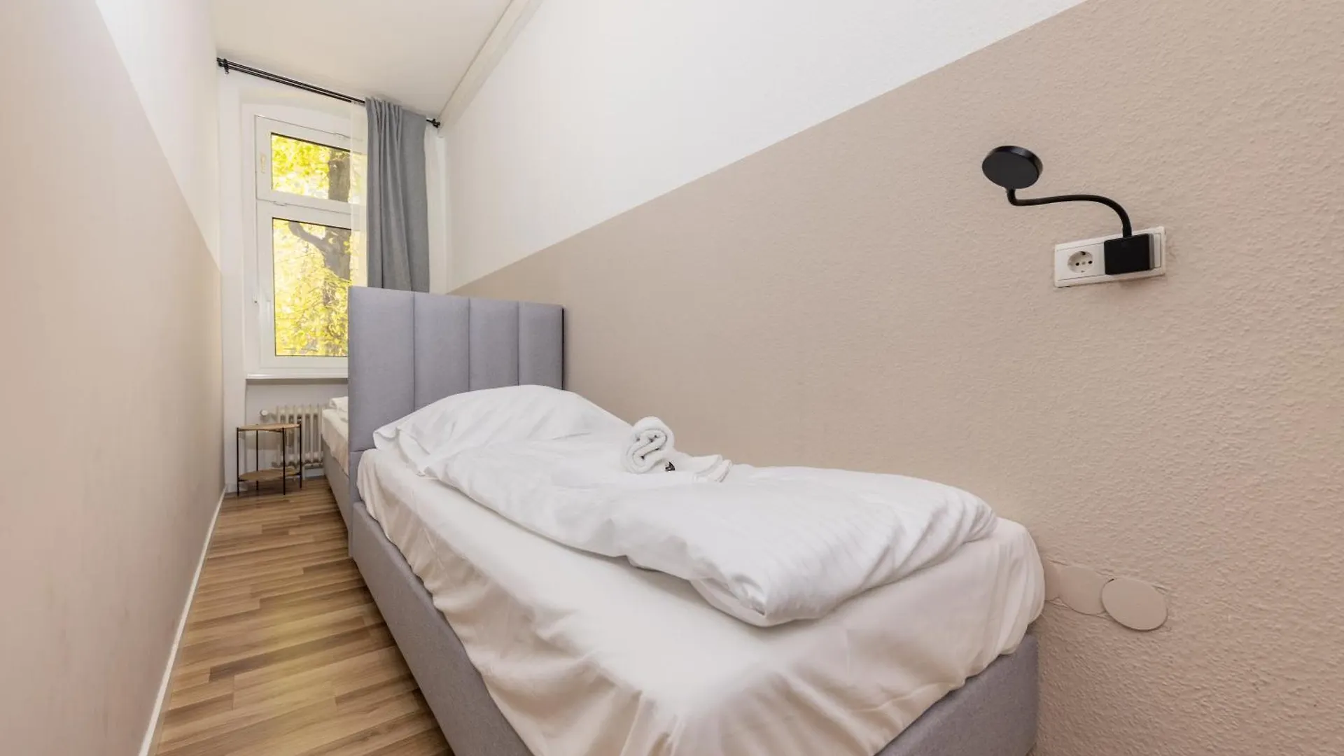 Apartment 4 Zimmer Grosse Kueche Balkon Am Maybachufer Berlin Germany